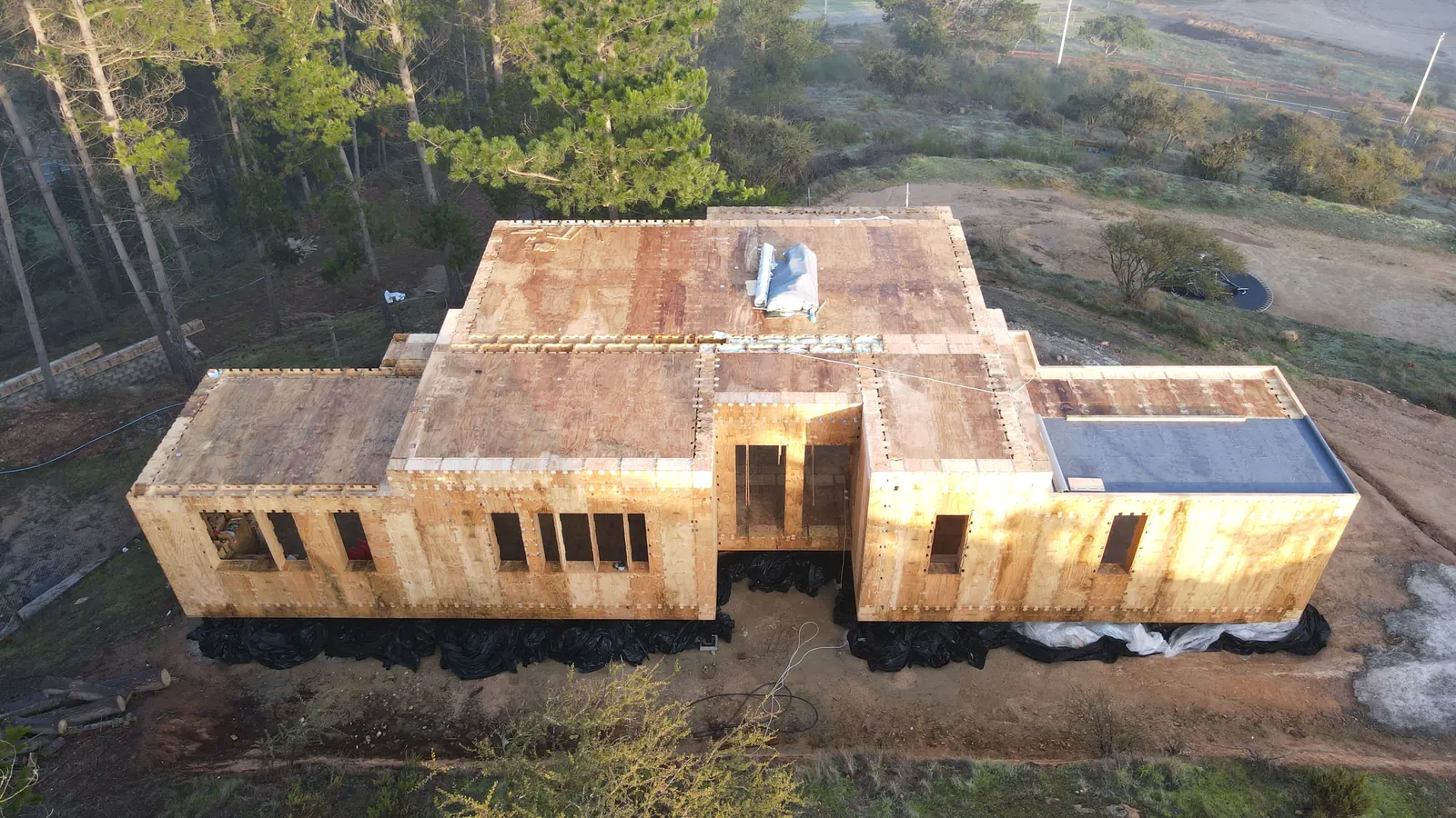 Vista aérea del montaje de una casa Sakura Homes