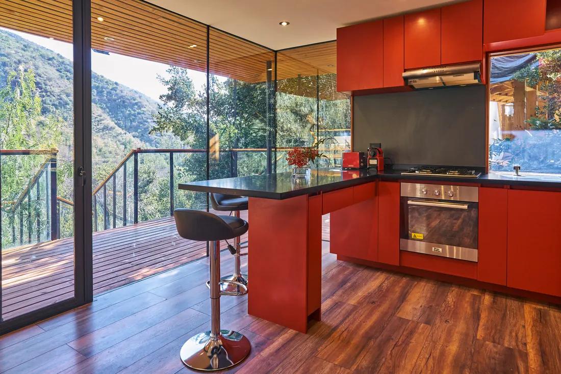 Cocina terminada con vista al valle