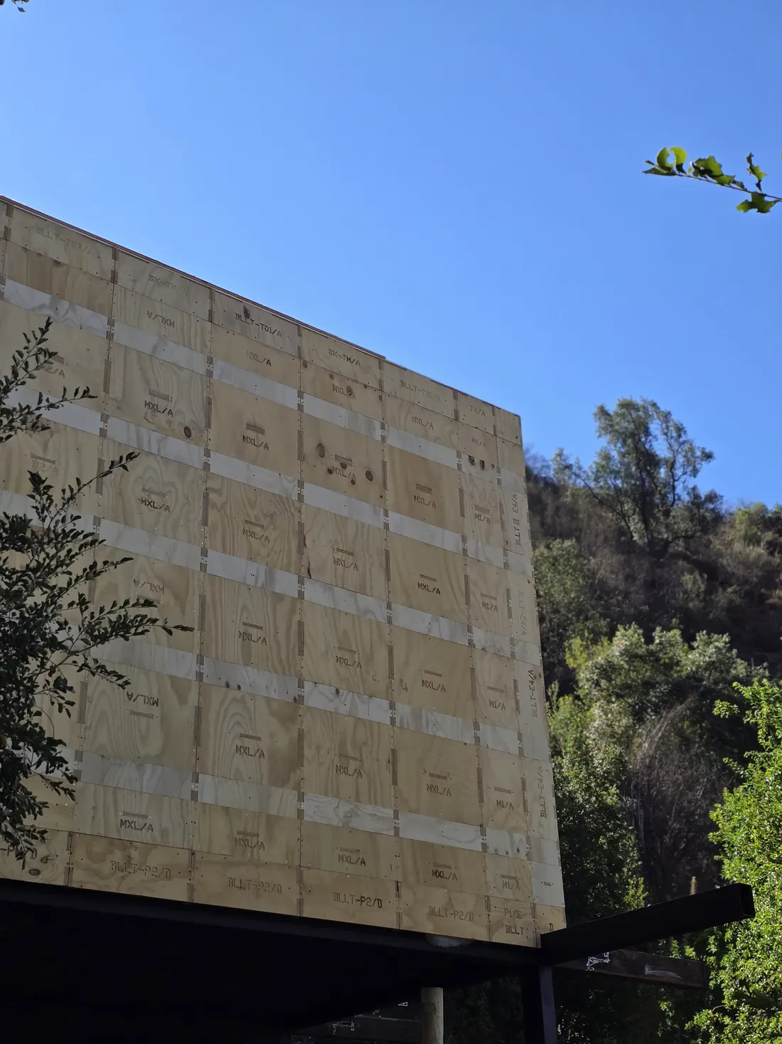 Muro de terciado estructural Sakura System recién montado