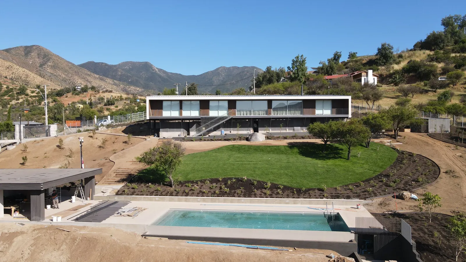 Casa Curacaví de Sakura Homes, con terraza y piscina frente al valle