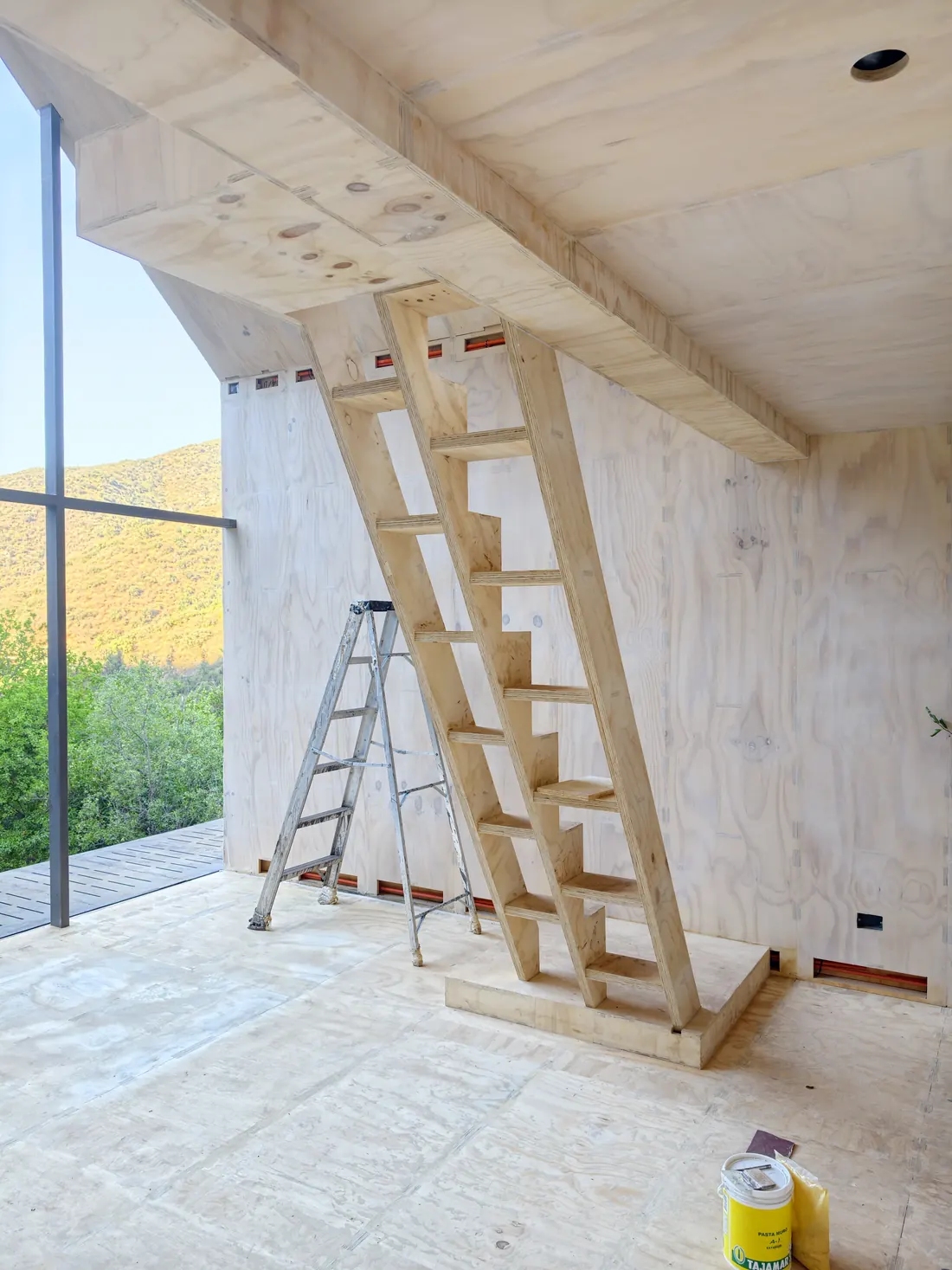 Interior de una casa Sakura Homes con terciado estructural a la vista